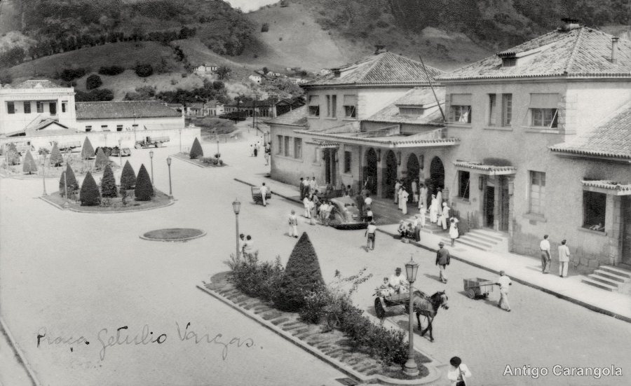 Fotografia histórica da Praça Getúlio Vargas, em Carangola, Minas Gerais.