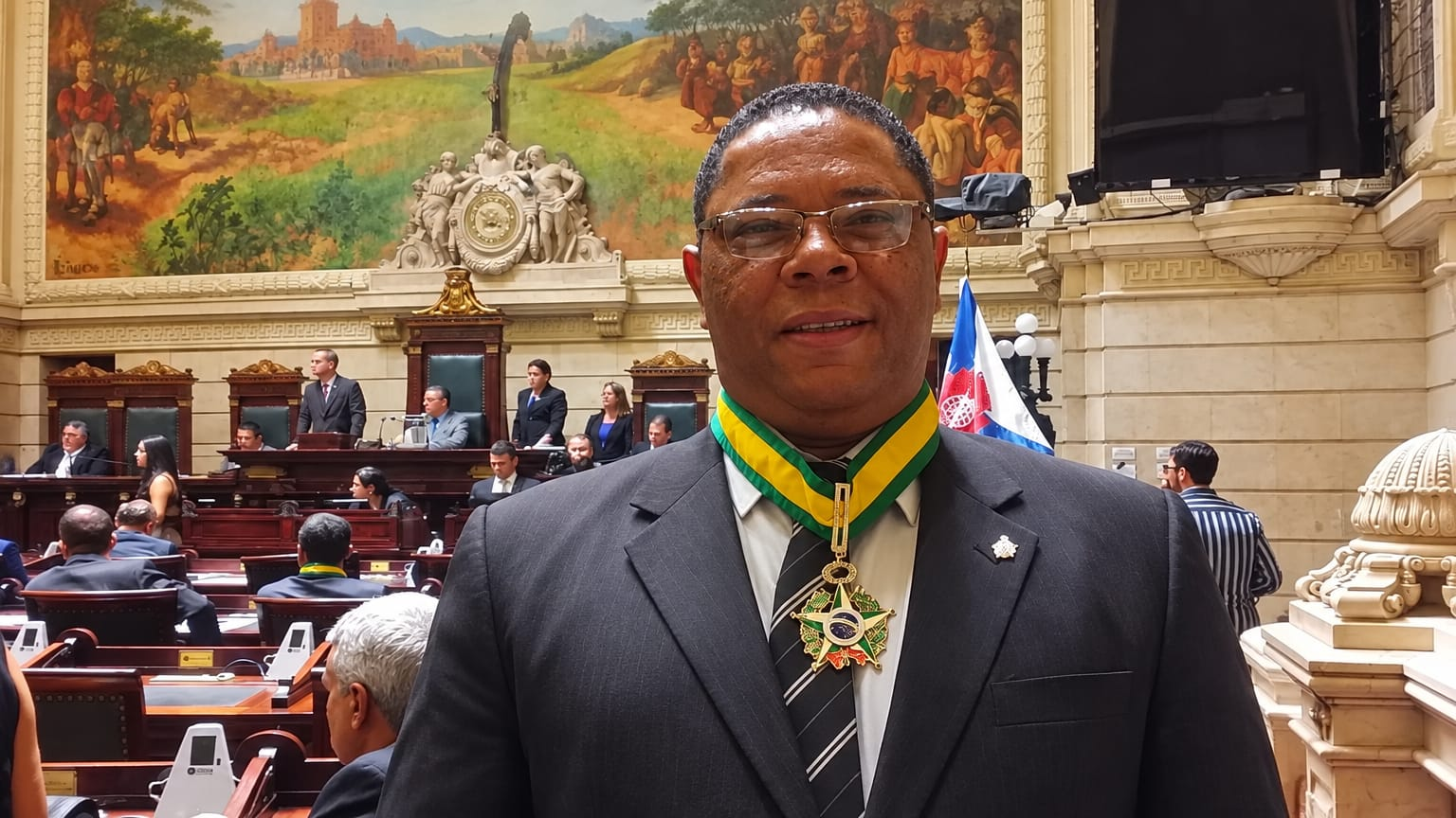 Carlos Alberto Garcia de terno, com a medalha de Comendador ao pescoço.